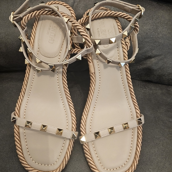 Valentino Garavani Cream Sandals with Gold Accents - Picture 5 of 6
